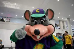 Chuck E. Cheese arrested for credit card fraud in Florida